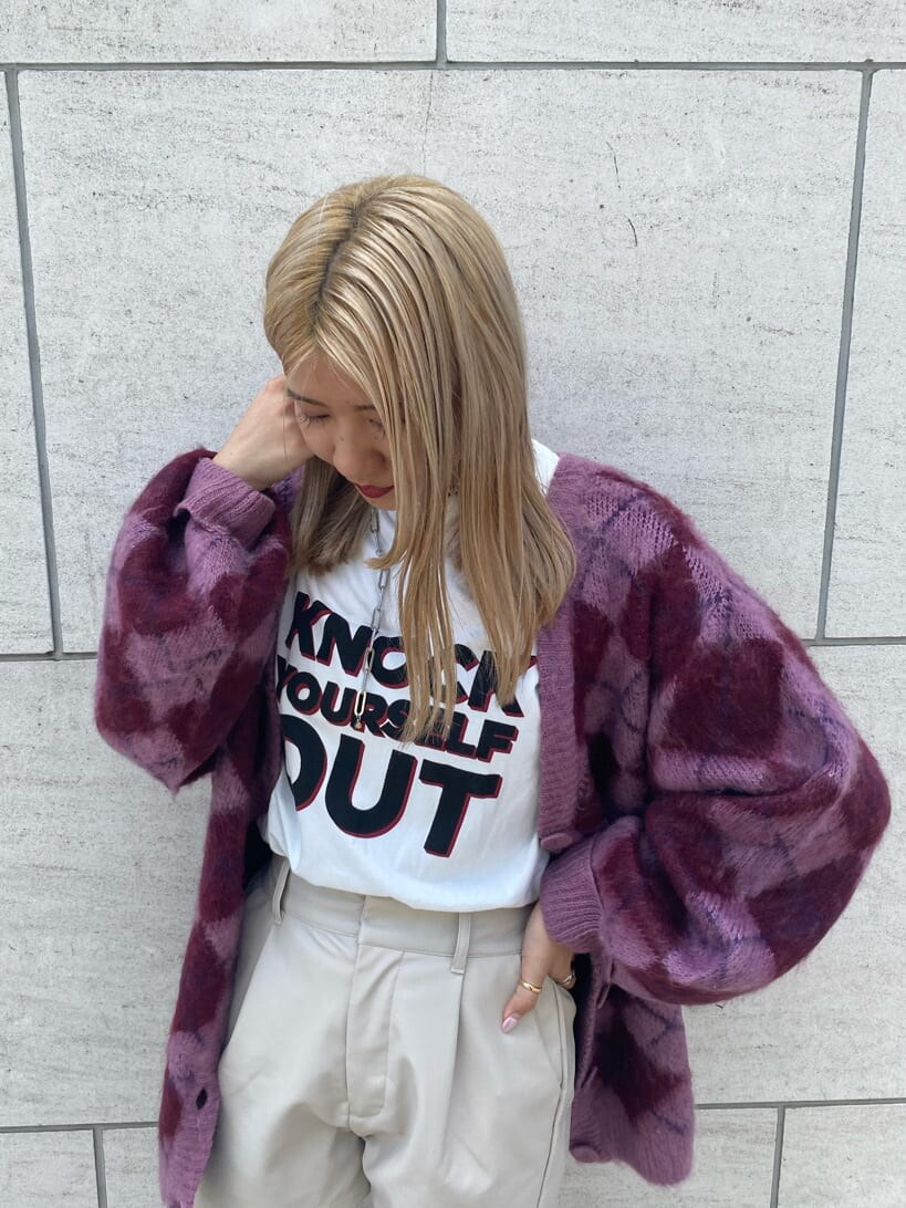 ホワイト系のその他パンツ、ホワイト系のワンピース、ホワイト系のブーツを着用したレディースの夏コーディネートの7枚目の写真