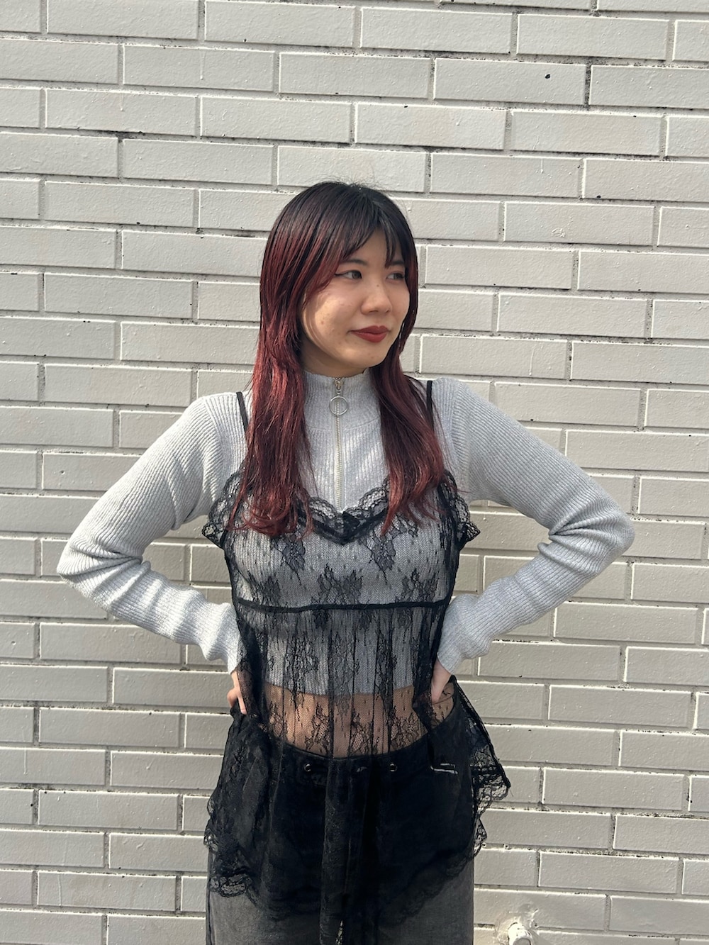 ブラック系のその他パンツ、グレー系のニット/セーター、ブラック系のキャミソールを着用したレディースの冬コーディネートの4枚目の写真