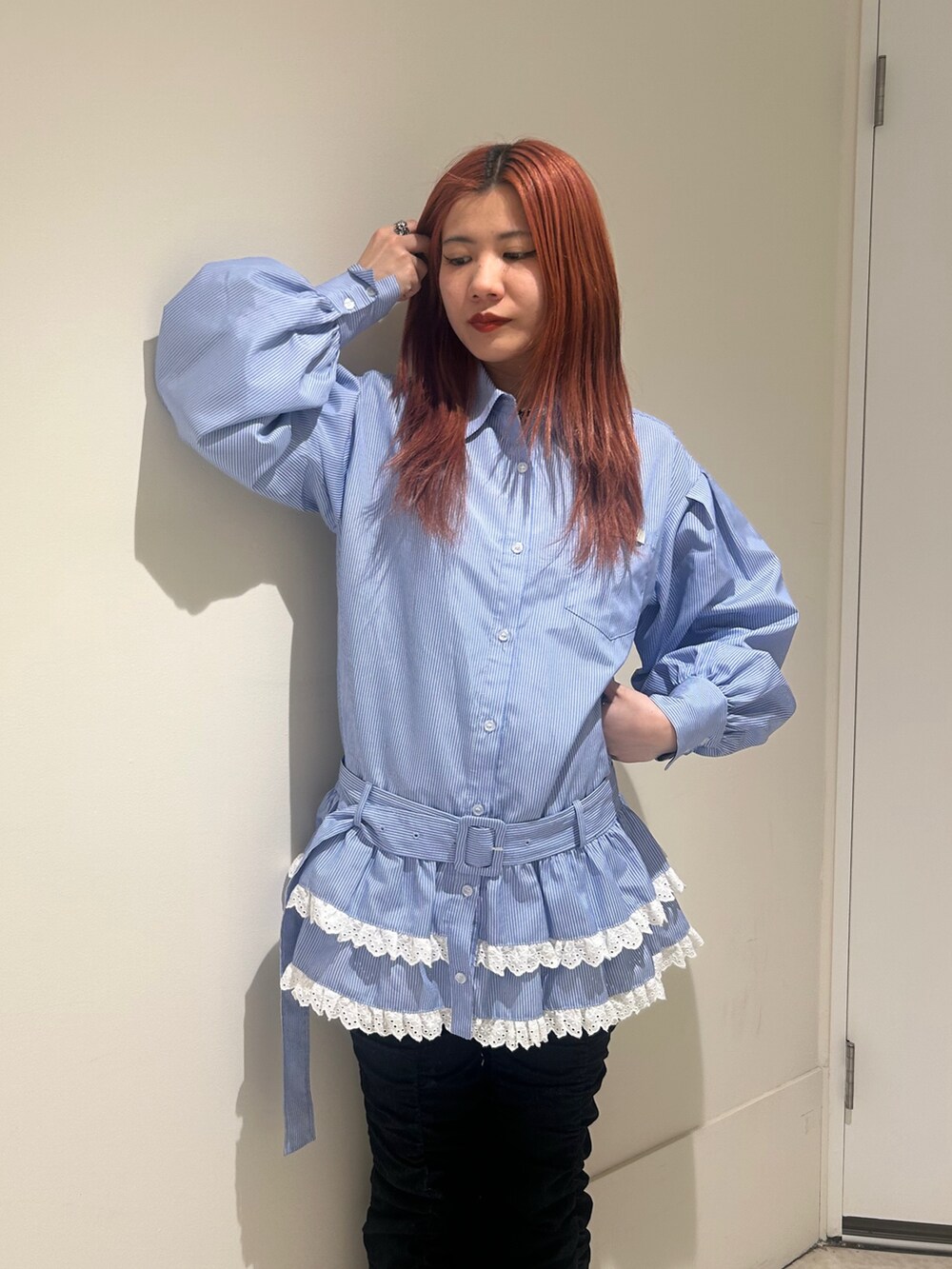 ブルー系のシャツ/ブラウス、ブラック系のデニムパンツ、ブラック系のブーツを着用したレディースの冬コーディネートの5枚目の写真