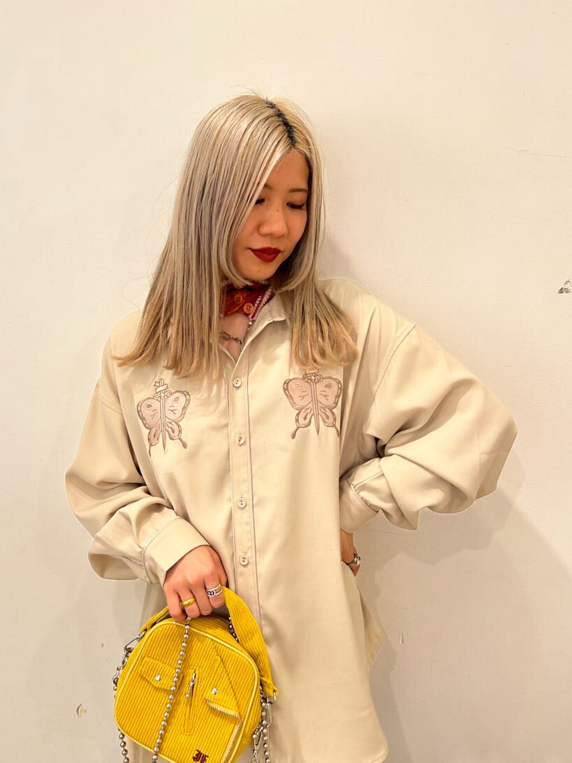 ブラック系のその他シューズ、イエロー系のハンドバッグ、ホワイト系のシャツ/ブラウスを着用したレディースの秋コーディネートの5枚目の写真