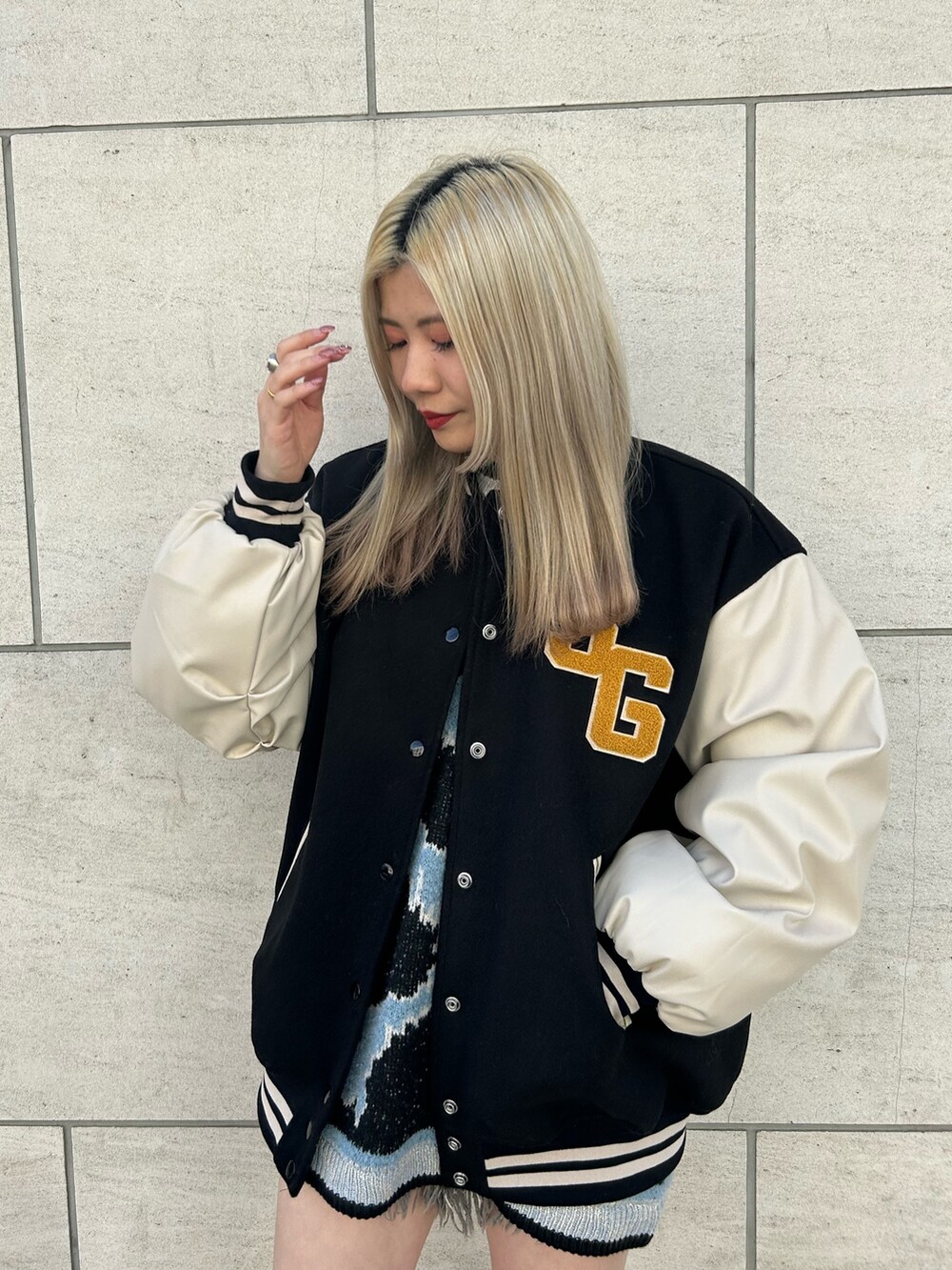 ブラック系のデニムパンツ、ホワイト系のブーツ、ブラック系のニット/セーターを着用したレディースの冬コーディネートの4枚目の写真