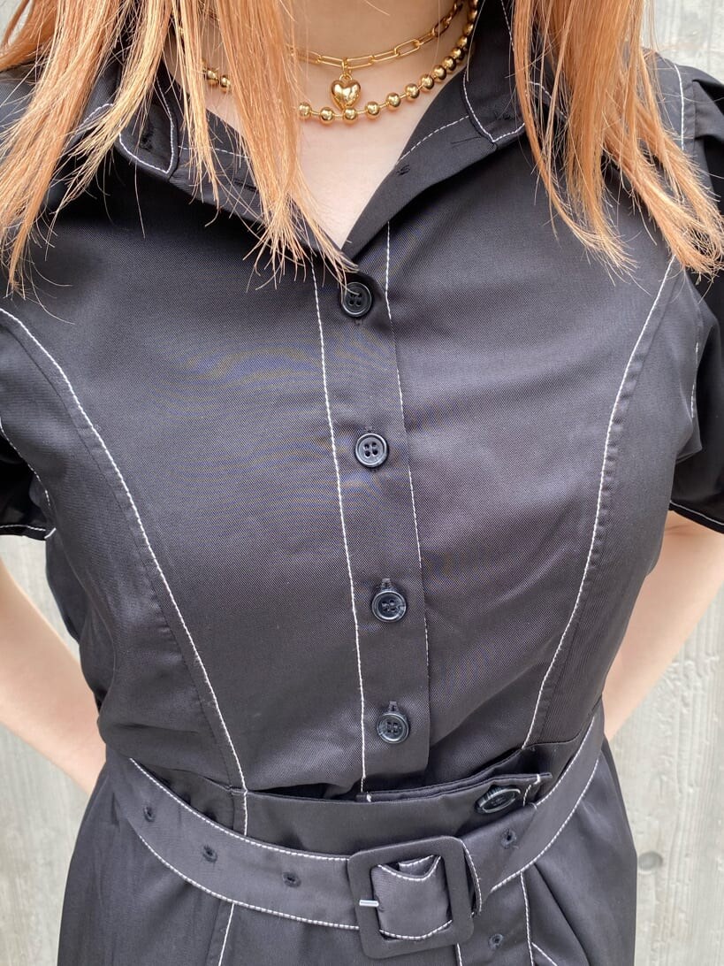 ブラック系のブーツ、ブラック系のワンピース、ブラック系のボストンバッグを着用したレディースの夏コーディネートの6枚目の写真