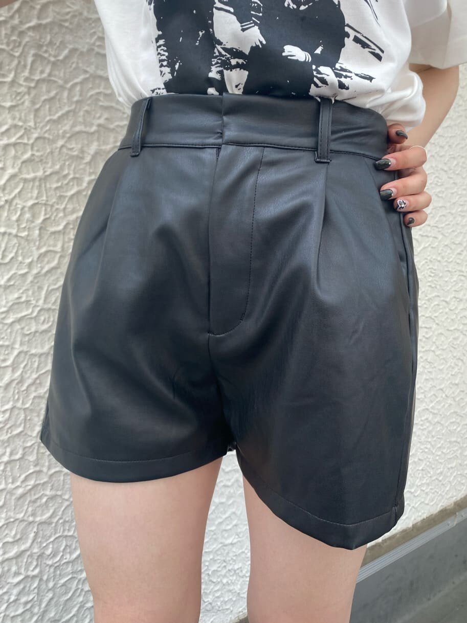 ブラック系のブーツ、ホワイト系のTシャツ/カットソー、ホワイト系のボストンバッグを着用したレディースの夏コーディネートの8枚目の写真