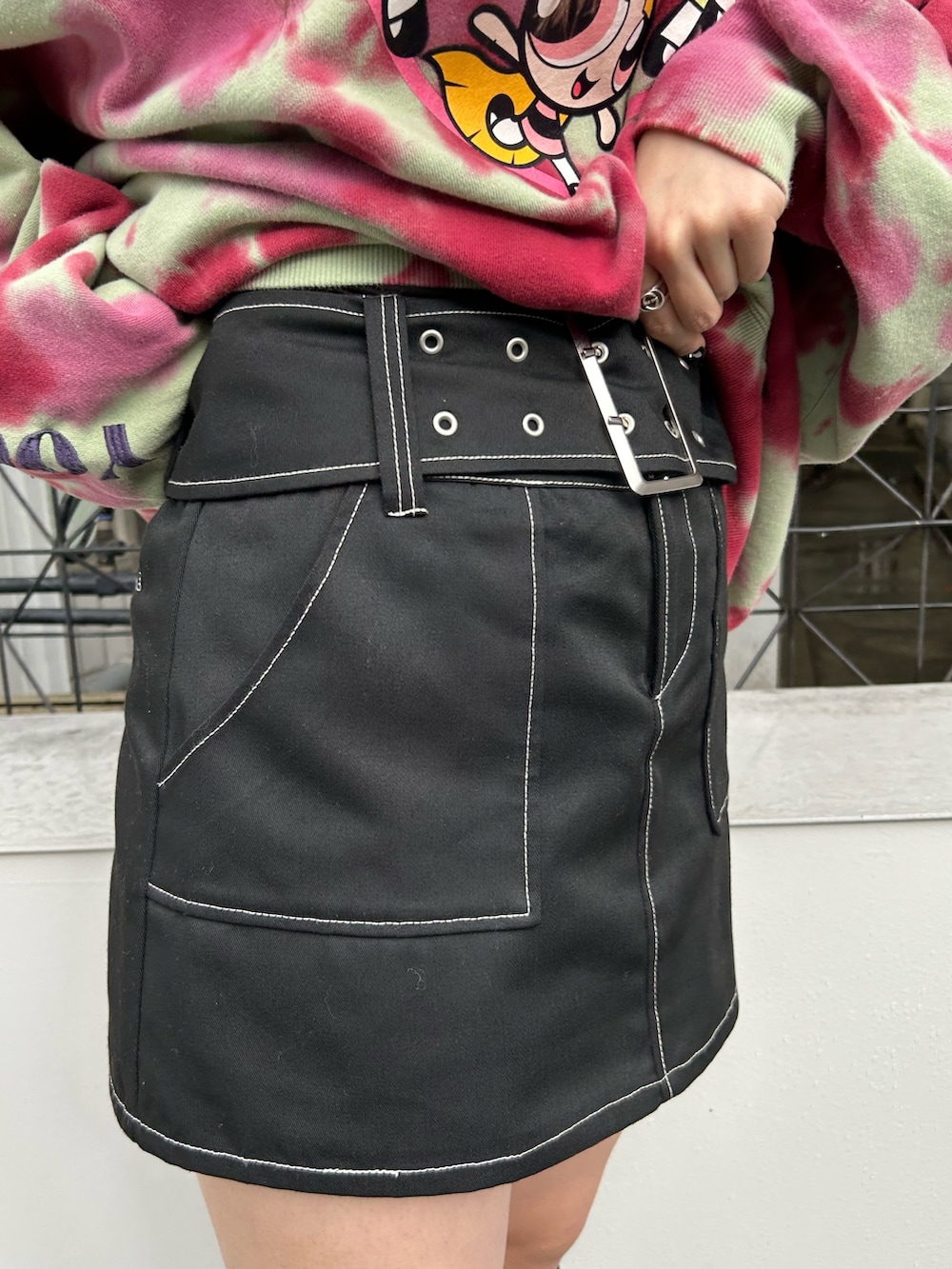 ブラック系のブーツ、グリーン系のスウェット、ブラック系のその他パンツを着用したレディースの冬コーディネートの7枚目の写真