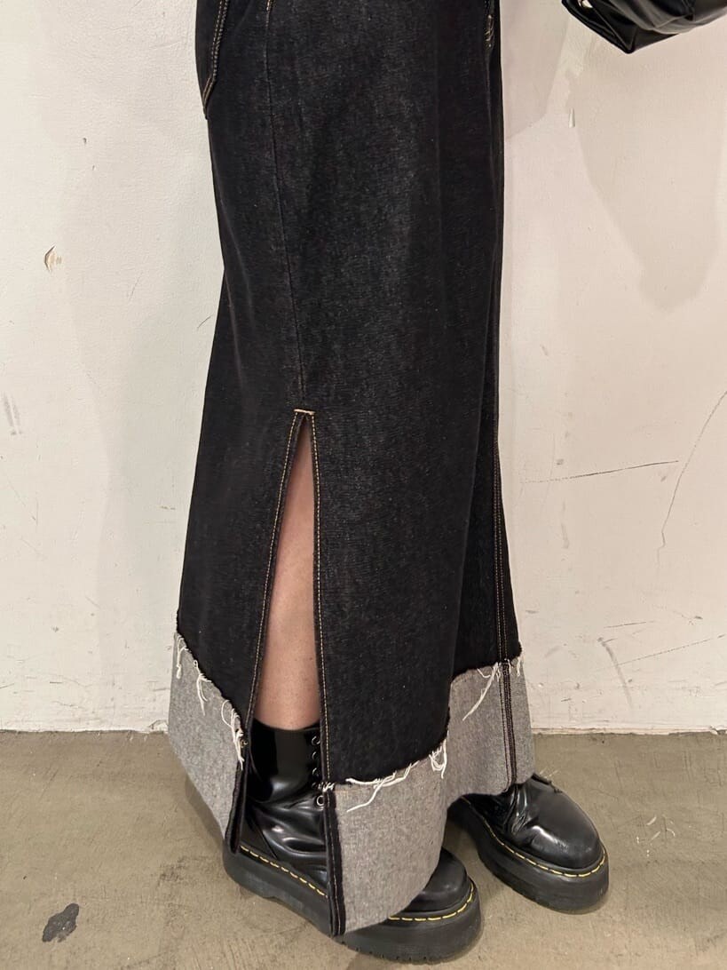 ブラック系のデニムスカート、ブラック系のその他シューズ、ブラック系のバックパック/リュックを着用したレディースの秋コーディネートの8枚目の写真