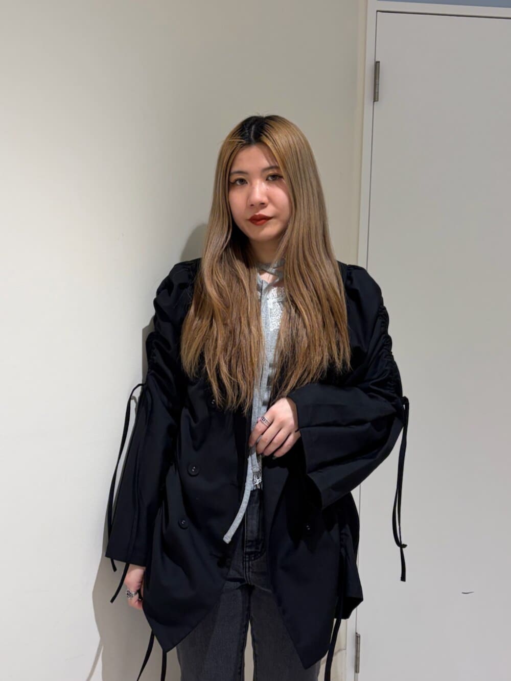 ブラック系のローファー、ブラック系のテーラードジャケット、グレー系のTシャツ/カットソーを着用したレディースの冬コーディネートの4枚目の写真