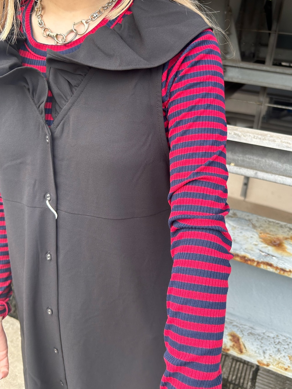 ブラック系のブーツ、ブラック系のワンピース、レッド系のTシャツ/カットソーを着用したレディースの夏コーディネートの4枚目の写真