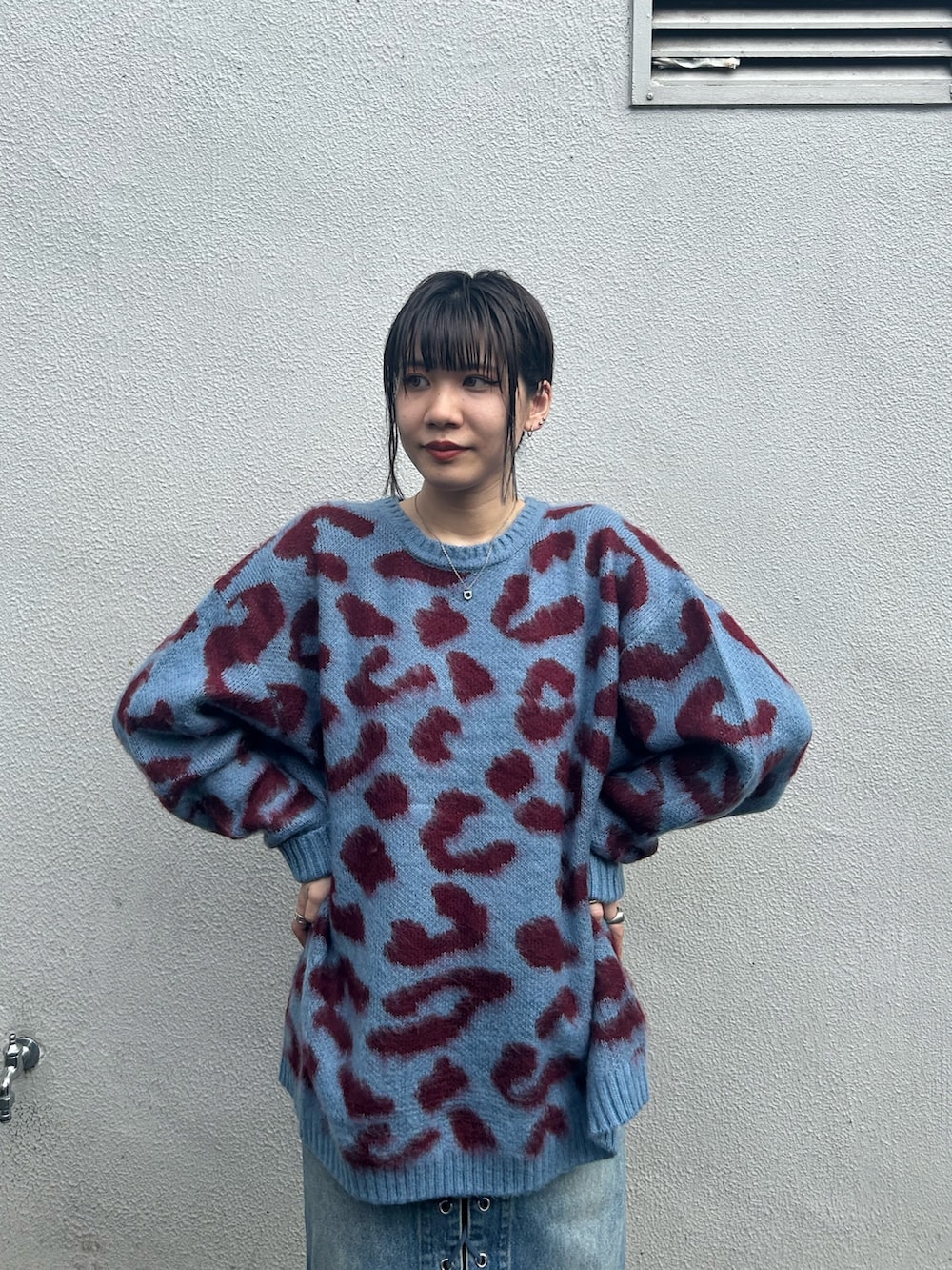 ブラック系のブーツ、ブルー系のデニムパンツ、ブルー系のニット/セーターを着用したレディースの秋コーディネートの3枚目の写真