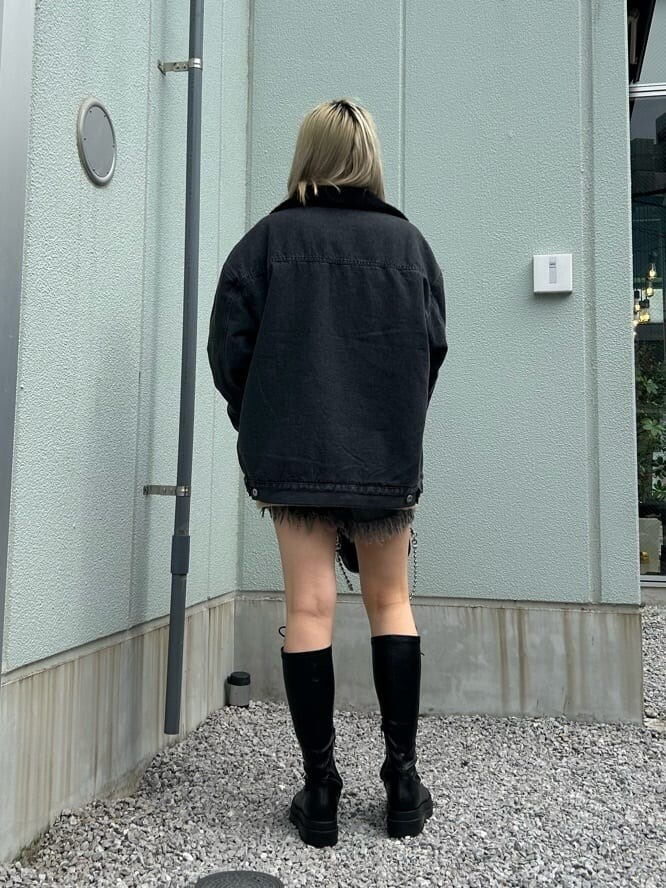 ブラック系のデニムパンツ、ブラック系のその他アウター、ブラック系のハンドバッグを着用したレディースの秋コーディネートの3枚目の写真