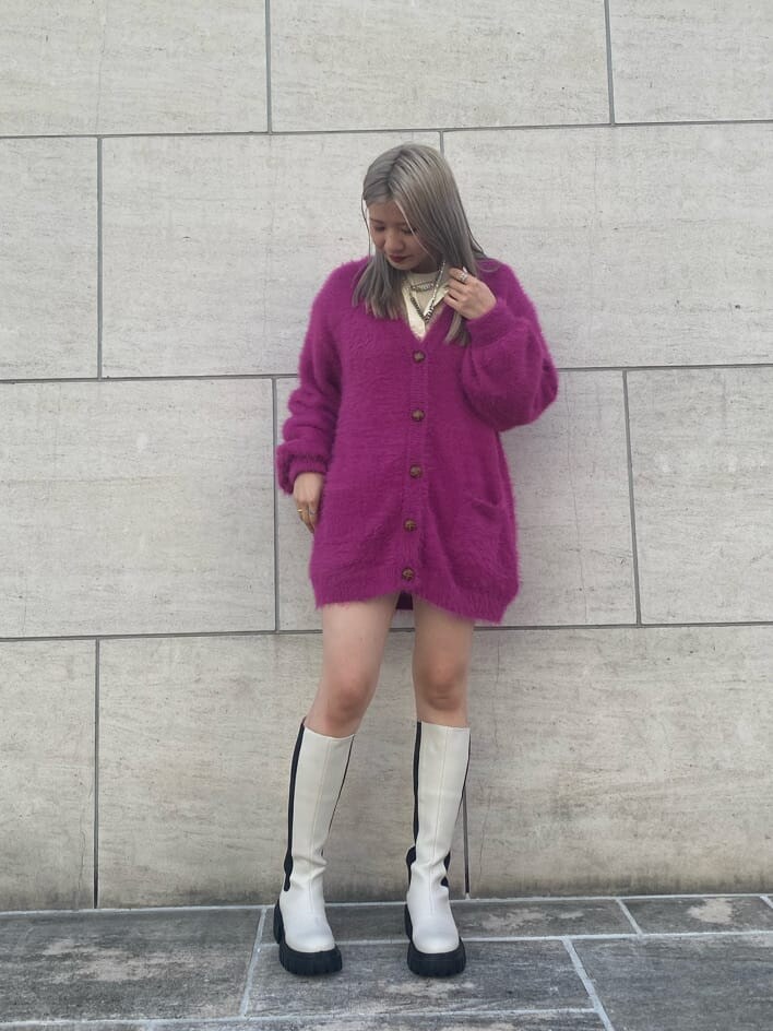 ホワイト系のブーツ、ホワイト系のシャツ/ブラウス、ホワイト系のその他パンツを着用したレディースの秋コーディネートの2枚目の写真