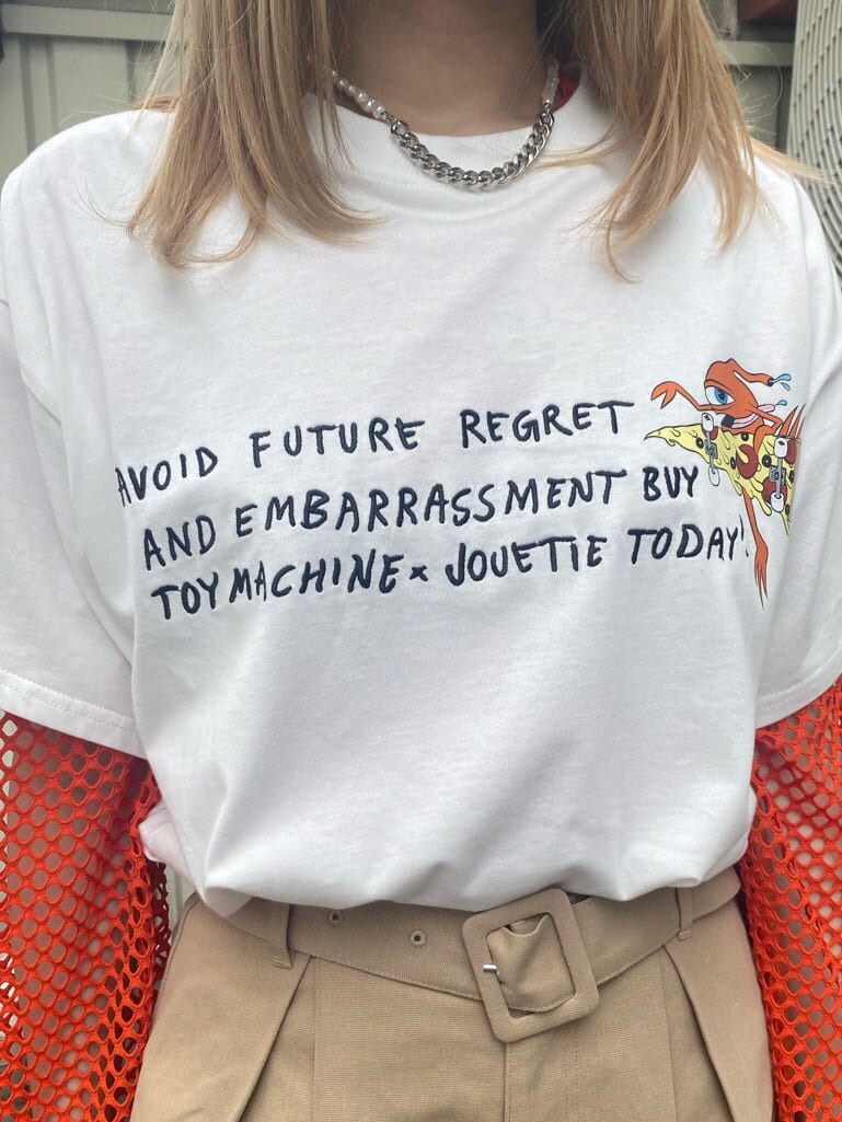 オレンジ系のTシャツ/カットソー、ベージュ系のその他パンツ、ブラック系のその他シューズを着用したレディースの夏コーディネートの7枚目の写真