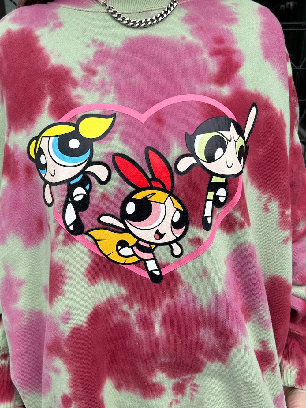 ブラック系のブーツ、グリーン系のスウェット、ブラック系のその他パンツを着用したレディースの冬コーディネートの4枚目の写真