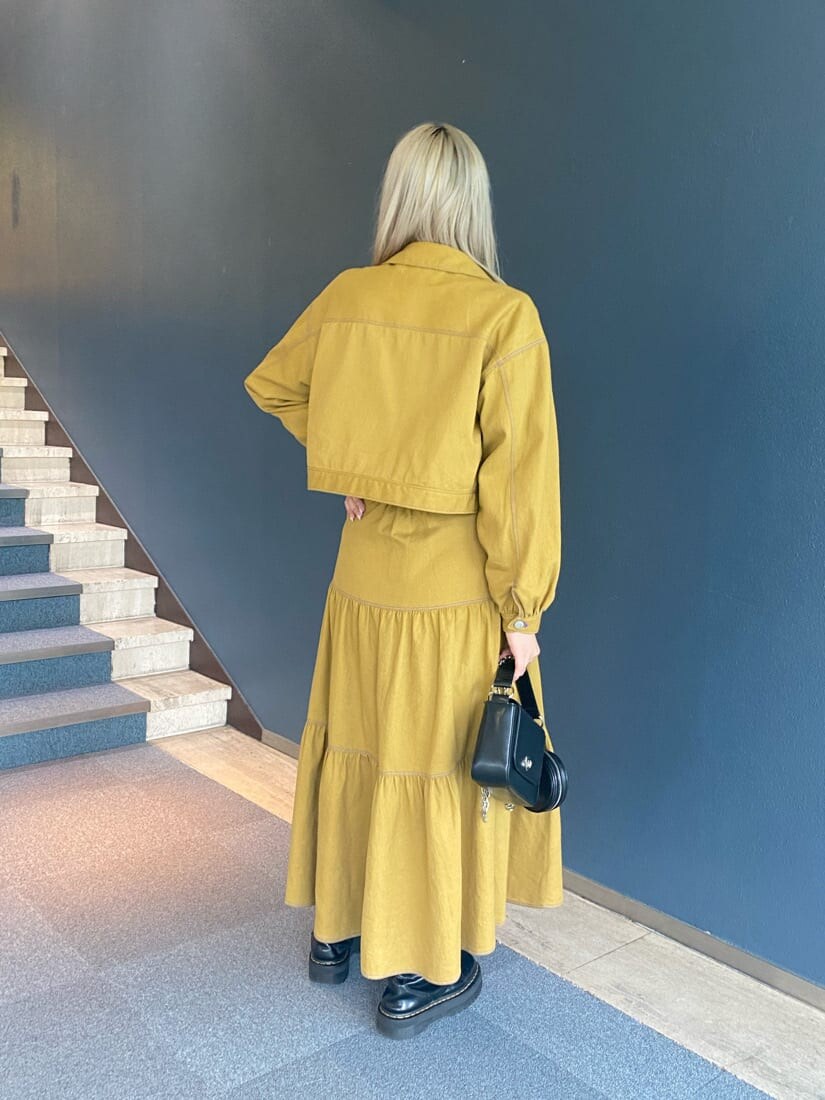 ブラック系のその他シューズ、ブラック系のTシャツ/カットソー、ブラック系のハンドバッグを着用したレディースの秋コーディネートの3枚目の写真