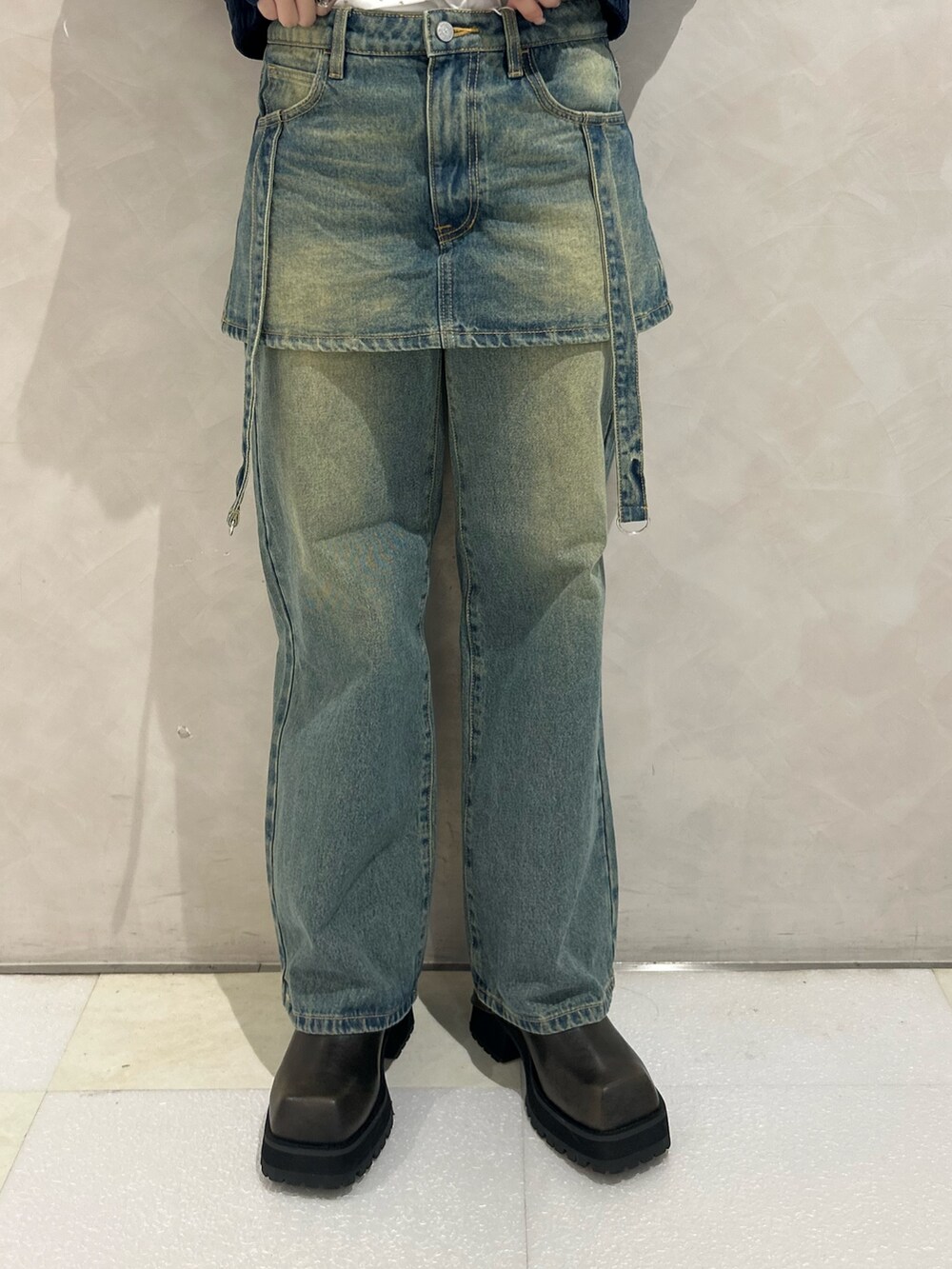 ブルー系のデニムパンツ、ブルー系のパーカー、ホワイト系のタンクトップを着用したレディースの夏コーディネートの7枚目の写真