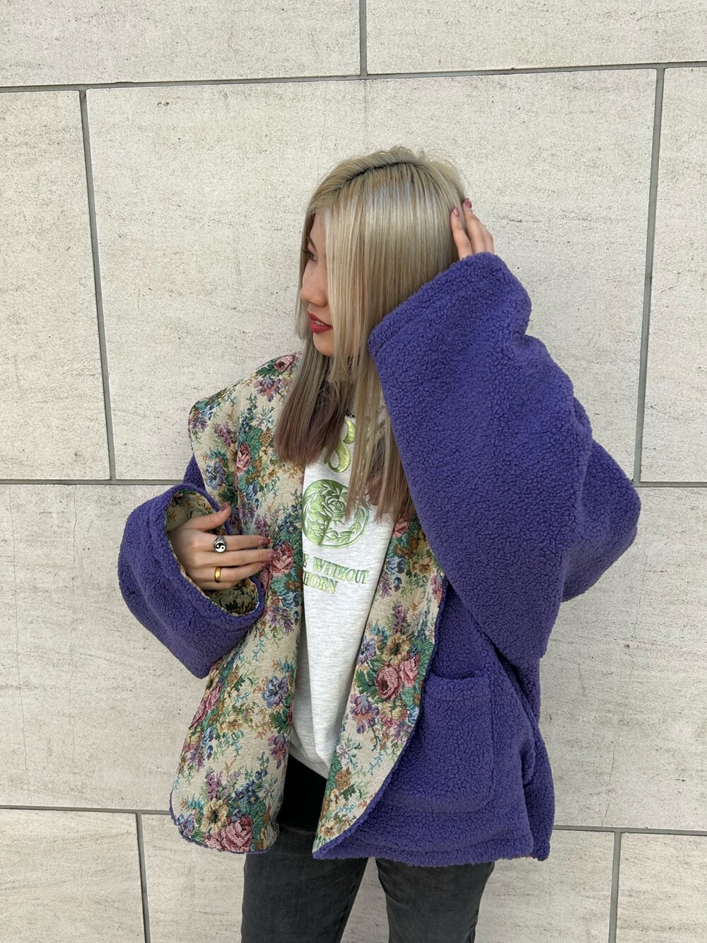 ホワイト系のブルゾン、グレー系のスウェット、ブラック系のデニムパンツを着用したレディースの秋コーディネートの5枚目の写真