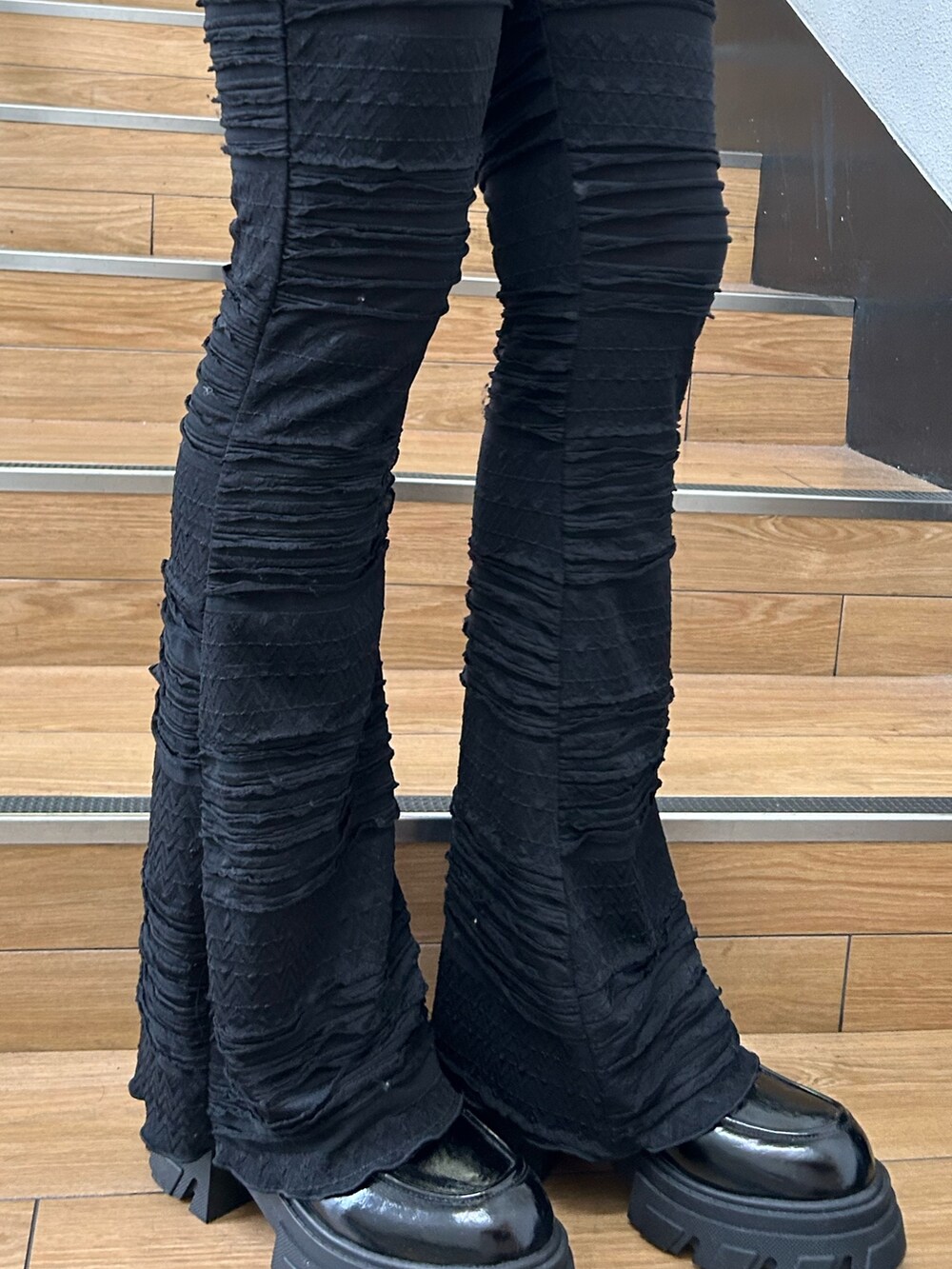 ホワイト系のスウェット、ブラック系のその他パンツ、ブラック系のローファーを着用したレディースの冬コーディネートの5枚目の写真