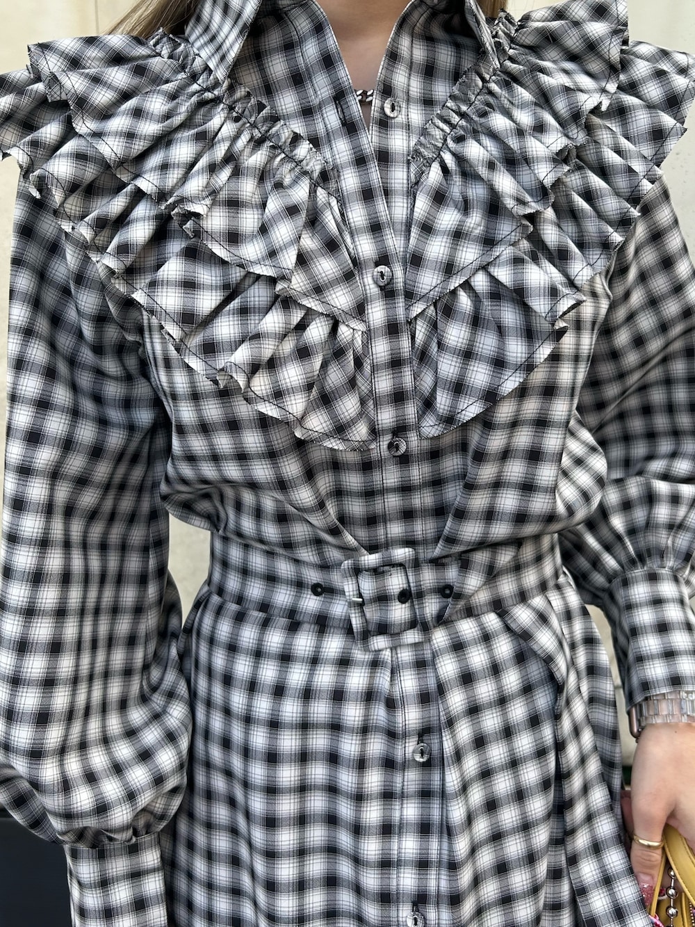 ブラック系のブーツ、イエロー系のショルダーバッグ、ブラック系のワンピースを着用したレディースの冬コーディネートの4枚目の写真