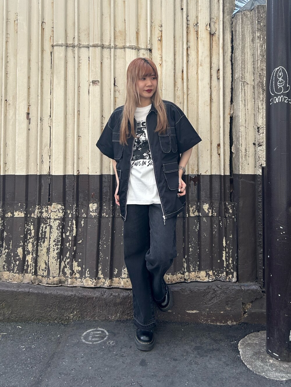 ブラック系のブーツ、ブラック系のデニムパンツ、ホワイト系のTシャツ/カットソーを着用したレディースの夏コーディネートの2枚目の写真