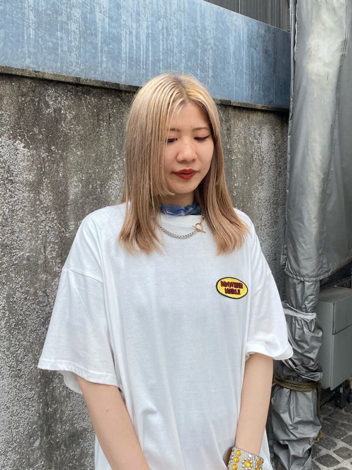 グリーン系のTシャツ/カットソー、ブルー系のその他パンツ、ブラック系のその他シューズを着用したレディースの夏コーディネートの5枚目の写真
