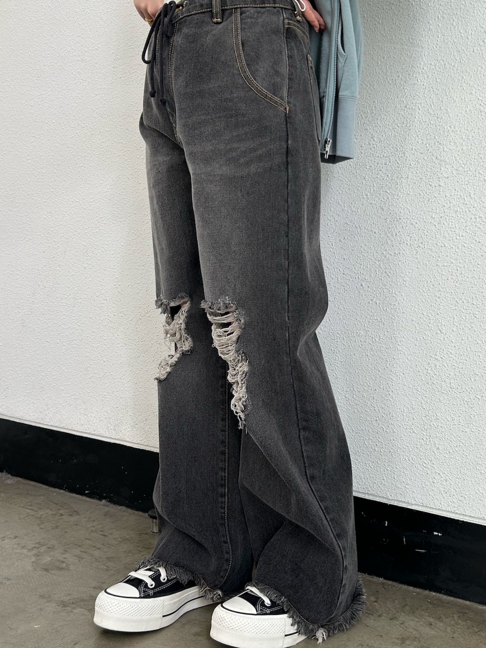 ブラック系のその他パンツ、ブラック系のスニーカー、ホワイト系のTシャツ/カットソーを着用したレディースの春コーディネートの8枚目の写真