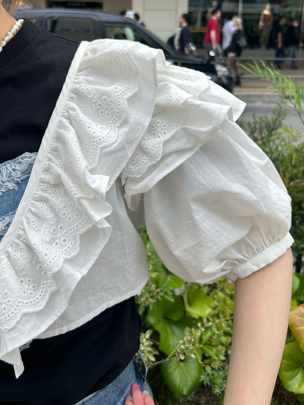 ブラック系のブーツ、ブラック系のTシャツ/カットソー、ホワイト系のシャツ/ブラウスを着用したレディースの春コーディネートの6枚目の写真