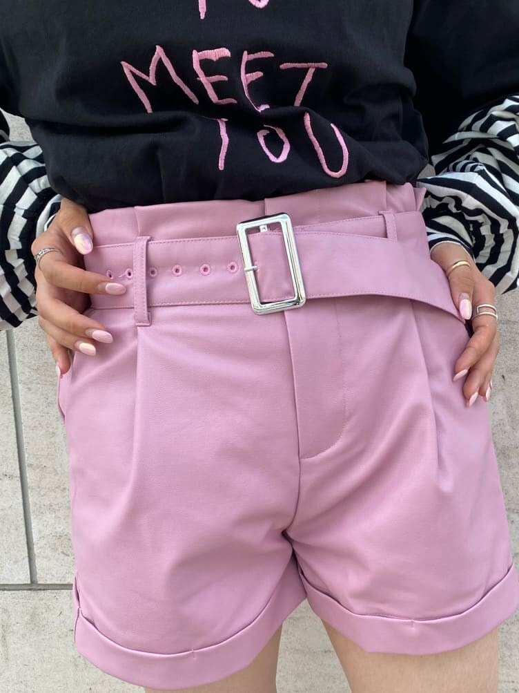 ホワイト系のブーツ、ピンク系のその他パンツ、ブラック系のTシャツ/カットソーを着用したレディースの夏コーディネートの9枚目の写真