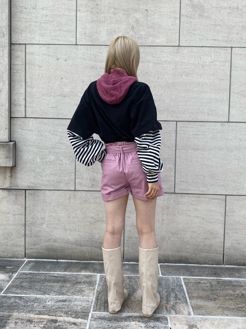ホワイト系のブーツ、ピンク系のその他パンツ、ブラック系のTシャツ/カットソーを着用したレディースの夏コーディネートの4枚目の写真