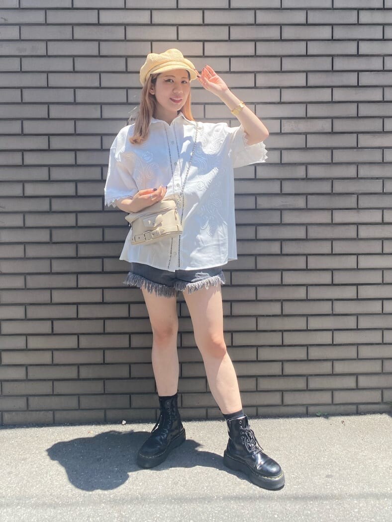 ホワイト系のショルダーバッグ、ブラック系のデニムパンツ、ホワイト系のシャツ/ブラウスを着用したレディースの夏コーディネートの2枚目の写真