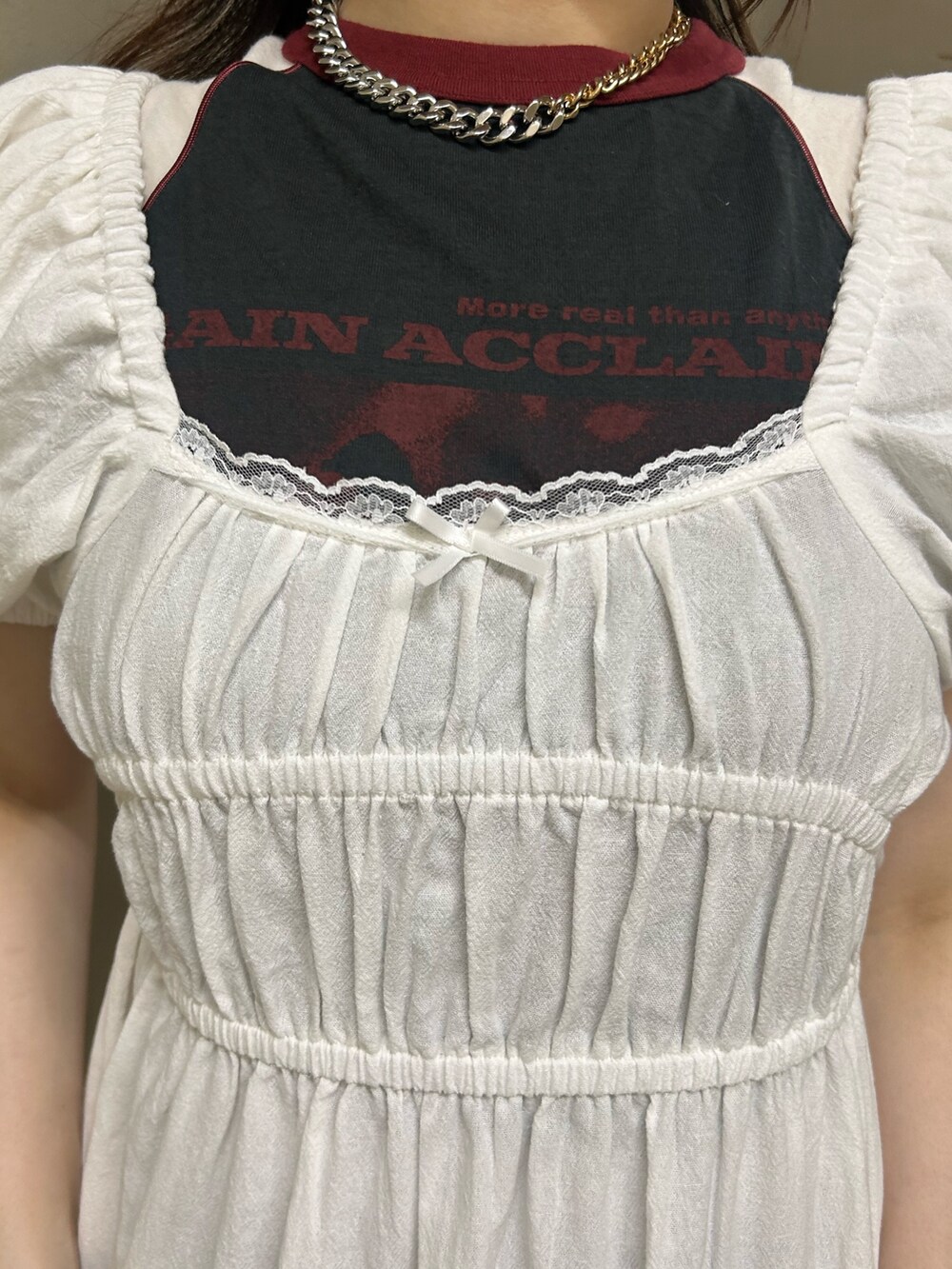 ホワイト系のワンピース、ブラック系のTシャツ/カットソー、ブラック系のその他パンツを着用したレディースの夏コーディネートの5枚目の写真