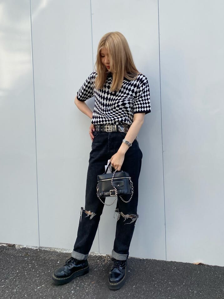 ブラック系のショルダーバッグ、ブラック系のニット/セーター、ブラック系のその他シューズを着用したレディースの夏コーディネートの2枚目の写真