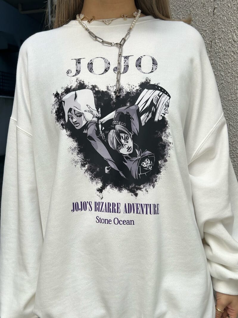 ピンク系のその他パンツ、ホワイト系のスウェット、シルバー系のネックレスを着用したレディースの秋コーディネートの6枚目の写真