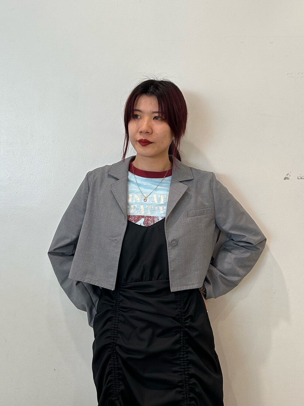 ブラック系のブーツ、ブラック系のワンピース、ブルー系のTシャツ/カットソーを着用したレディースの春コーディネートの4枚目の写真