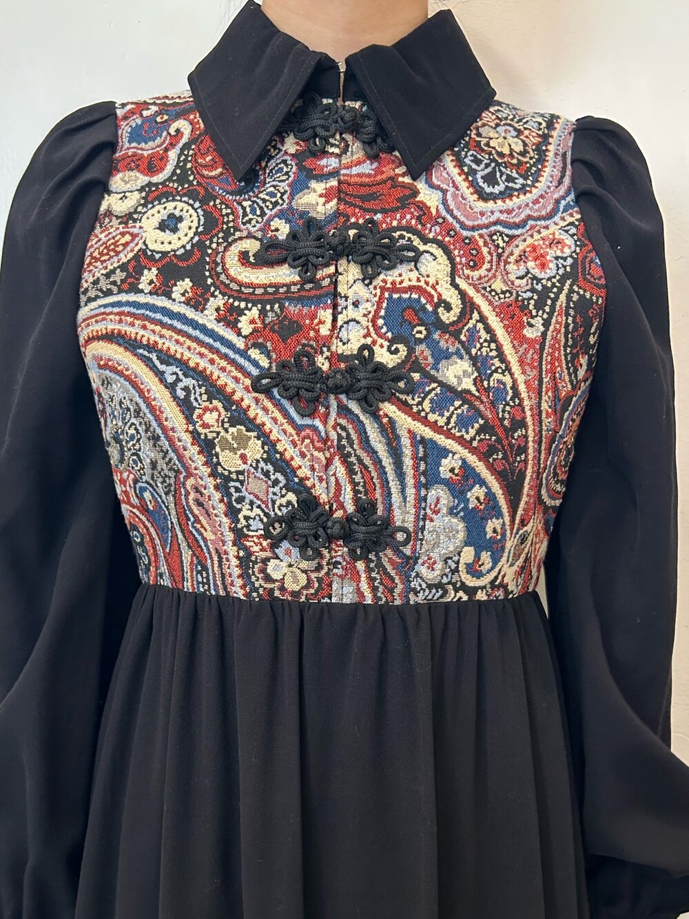 ブラック系のワンピース、ブラック系のブーツを着用したレディースの秋コーディネートの4枚目の写真