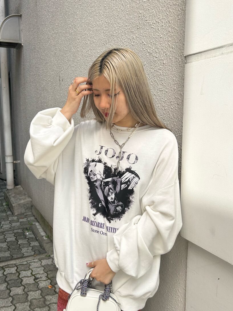 ピンク系のその他パンツ、ホワイト系のスウェット、シルバー系のネックレスを着用したレディースの秋コーディネートの4枚目の写真