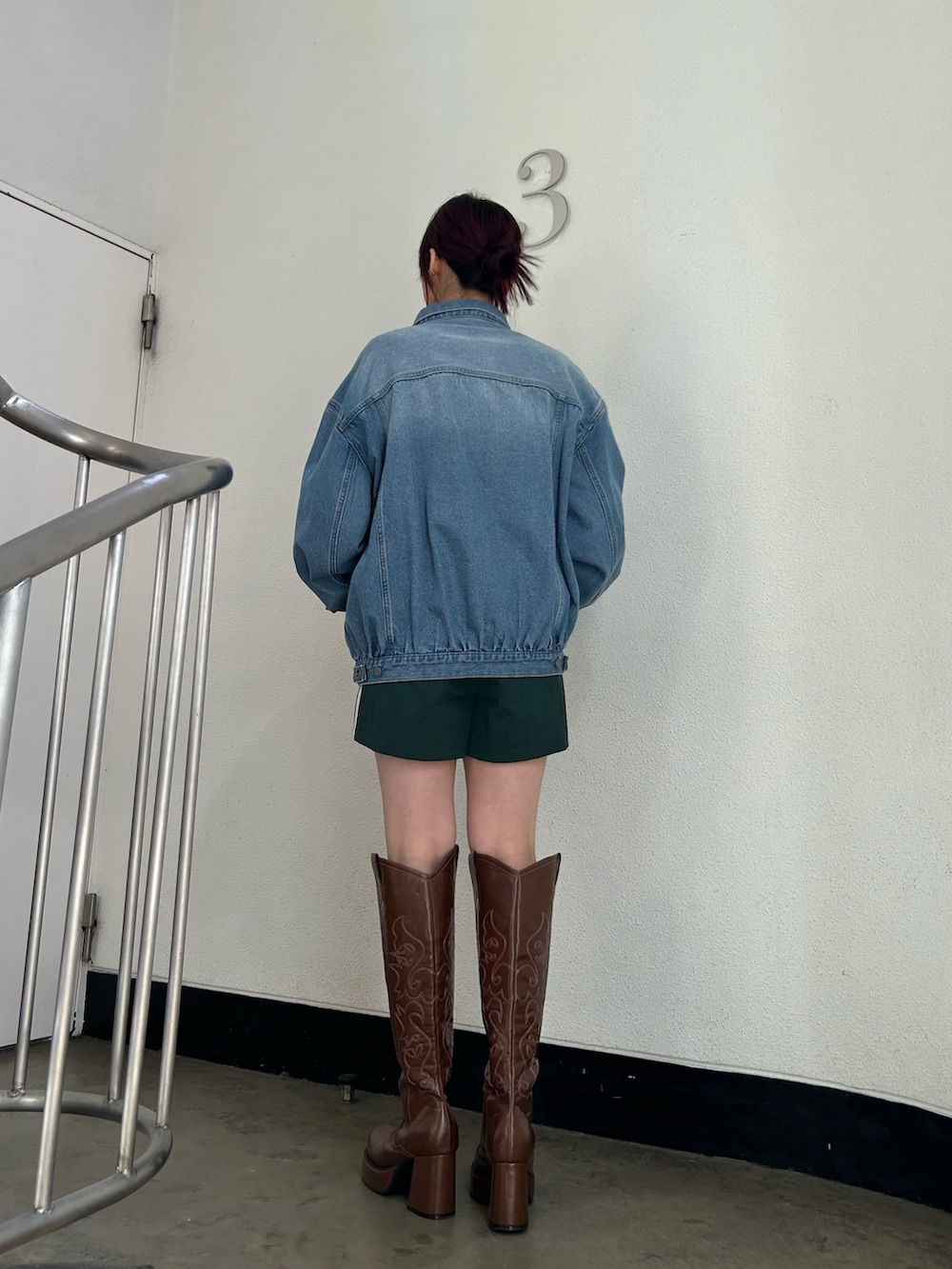 ブラウン系のブーツ、グリーン系のその他パンツ、ブルー系のデニムジャケットを着用したレディースの春コーディネートの3枚目の写真