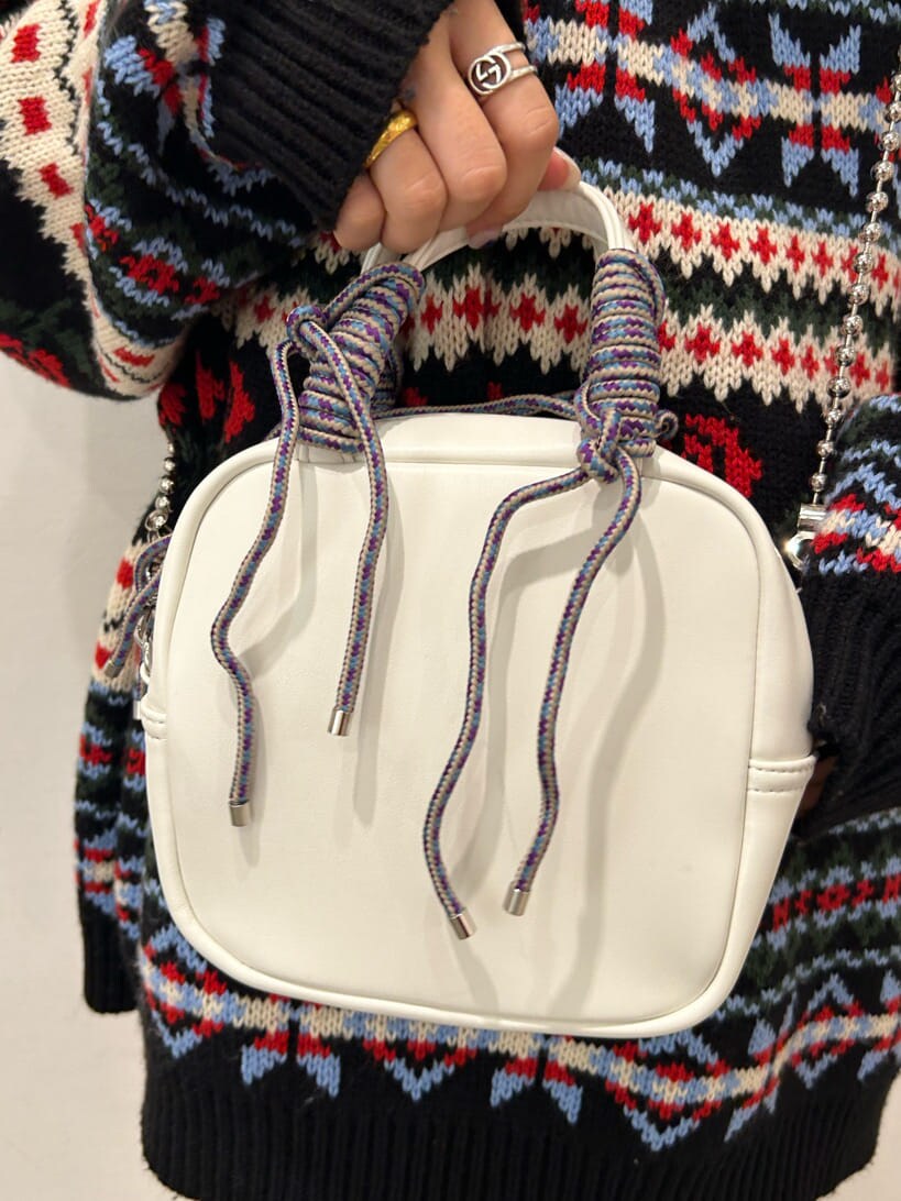 ブラック系のデニムパンツ、ブラック系のその他シューズ、ブラック系のデニムパンツを着用したレディースの秋コーディネートの8枚目の写真