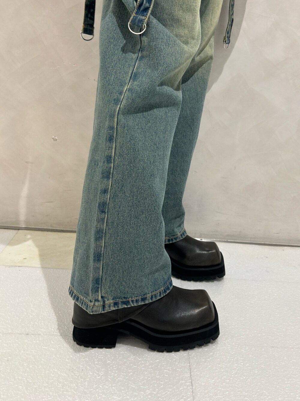 ブルー系のデニムパンツ、ブルー系のパーカー、ホワイト系のタンクトップを着用したレディースの夏コーディネートの8枚目の写真