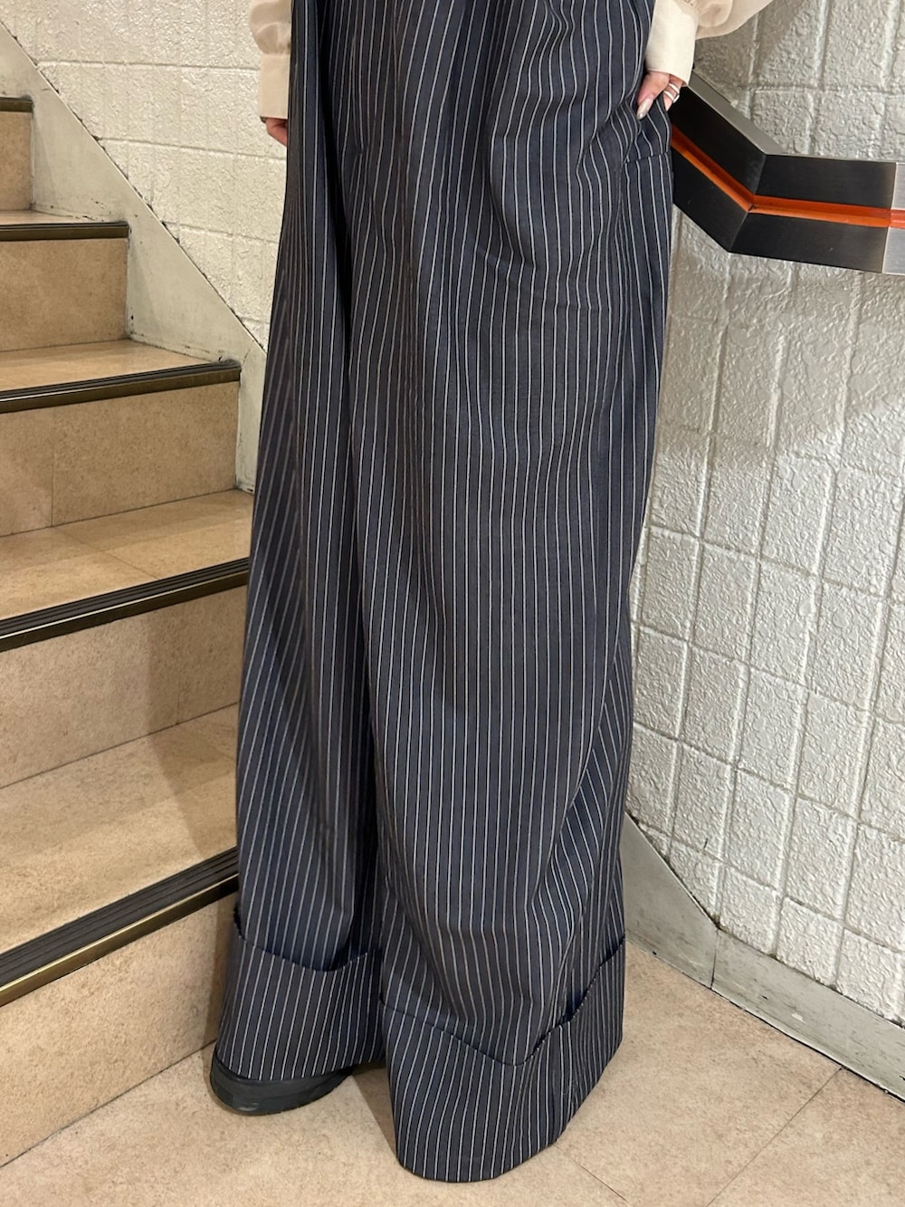 ブラック系のブーツ、ホワイト系のシャツ/ブラウス、グレー系のつなぎ/オールインワンを着用したレディースの冬コーディネートの8枚目の写真