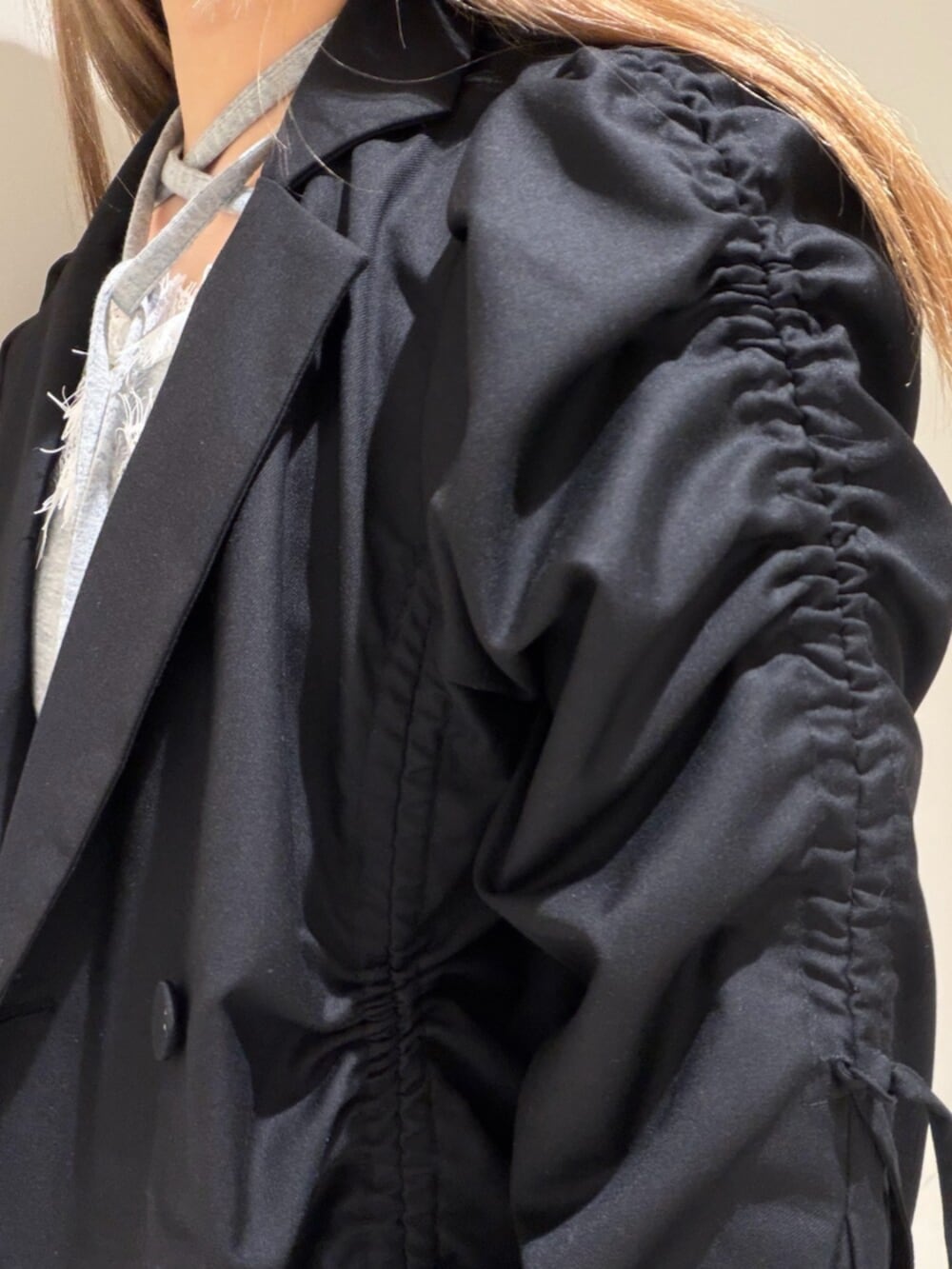 ブラック系のローファー、ブラック系のテーラードジャケット、グレー系のTシャツ/カットソーを着用したレディースの冬コーディネートの6枚目の写真