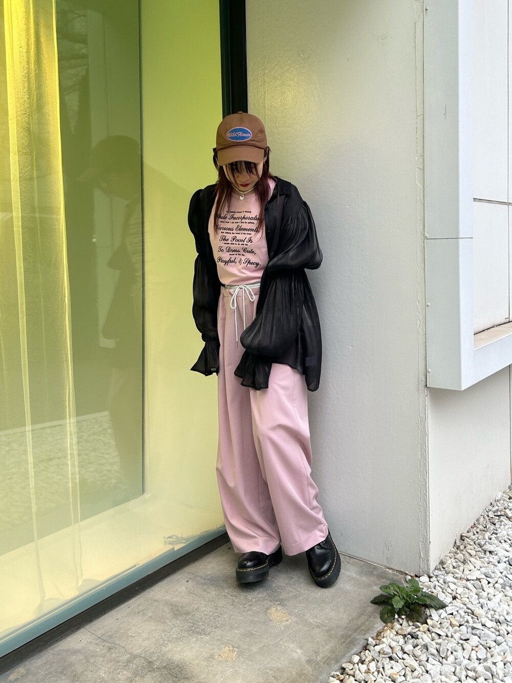 ピンク系のその他パンツ、ピンク系のTシャツ/カットソー、ブラック系のシャツ/ブラウスを着用したレディースの春コーディネートの2枚目の写真