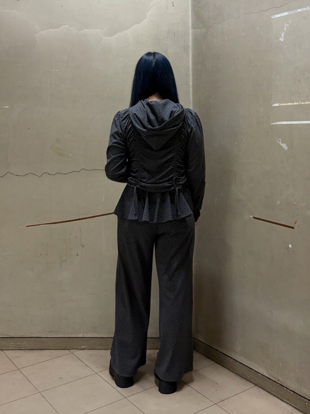 ブラック系のパーカー、グレー系のスウェットパンツ、ブラック系のローファーを着用したレディースの春コーディネートの3枚目の写真