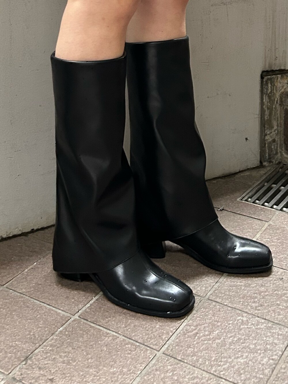 レッド系のスウェット、ブラック系のその他パンツ、レッド系のニット/セーターを着用したレディースの冬コーディネートの6枚目の写真