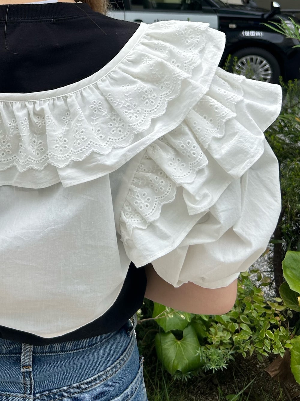 ブラック系のブーツ、ブラック系のTシャツ/カットソー、ホワイト系のシャツ/ブラウスを着用したレディースの春コーディネートの7枚目の写真