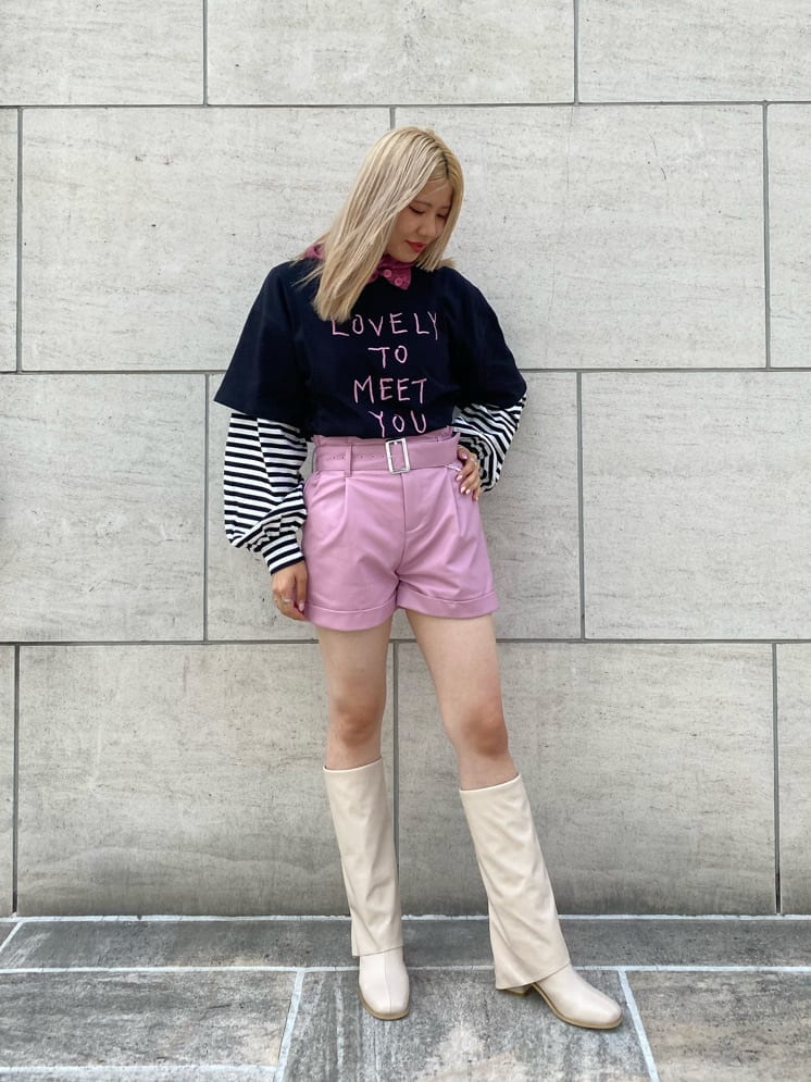 ホワイト系のブーツ、ピンク系のその他パンツ、ブラック系のTシャツ/カットソーを着用したレディースの夏コーディネートの2枚目の写真