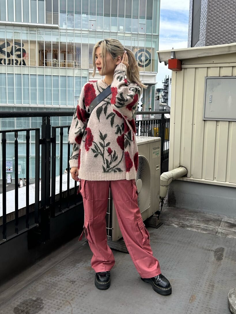 ブラック系のハンドバッグ、ブラック系のその他シューズ、ホワイト系のニット/セーターを着用したレディースの秋コーディネートの2枚目の写真