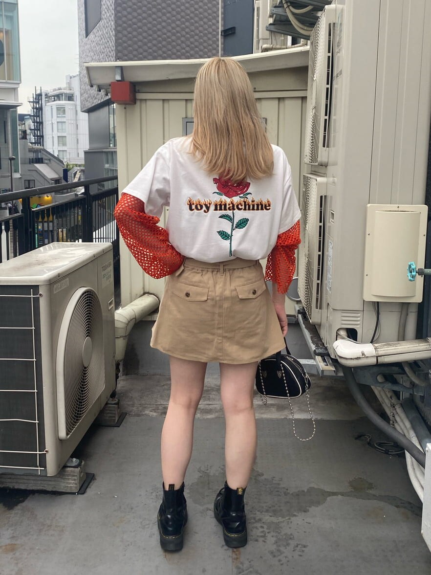 オレンジ系のTシャツ/カットソー、ベージュ系のその他パンツ、ブラック系のその他シューズを着用したレディースの夏コーディネートの4枚目の写真