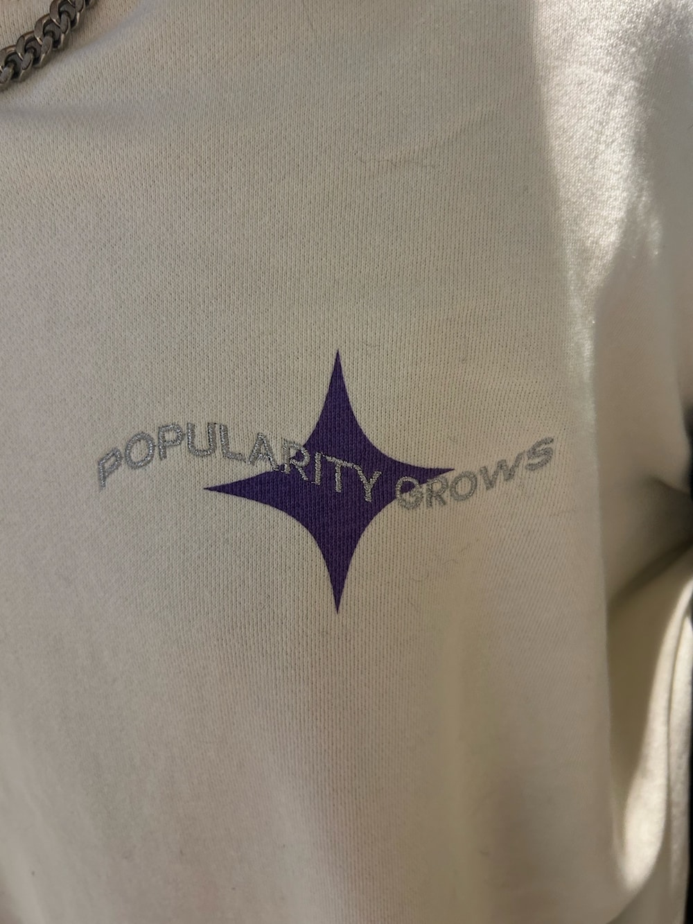 ブラック系のブーツ、ブラック系のダウンベスト、ホワイト系のTシャツ/カットソーを着用したレディースの秋コーディネートの7枚目の写真