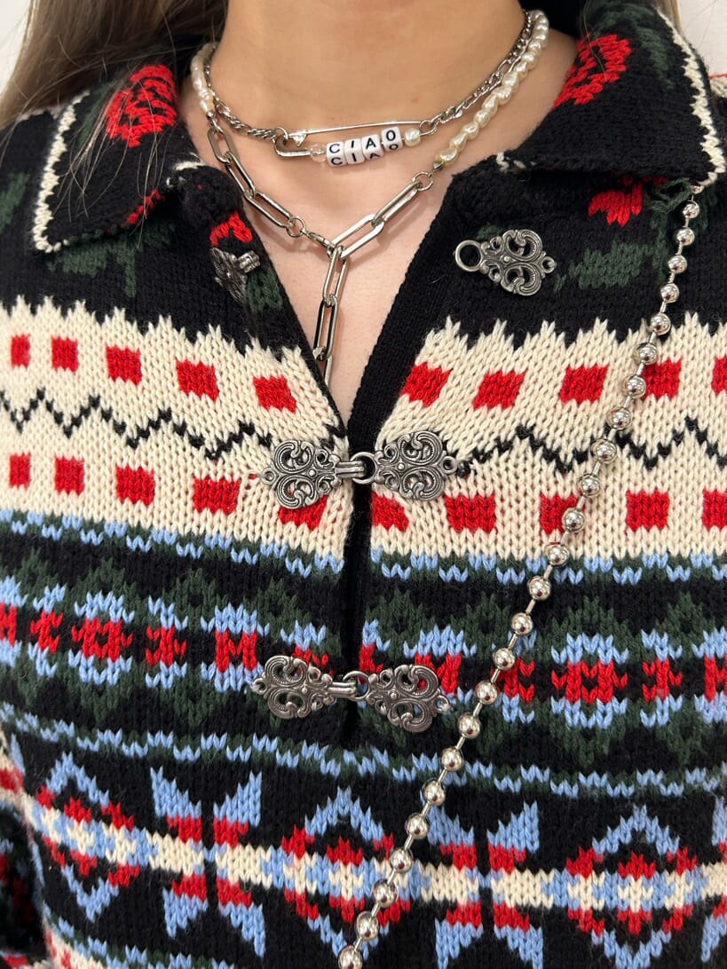 ブラック系のデニムパンツ、ブラック系のその他シューズ、ブラック系のデニムパンツを着用したレディースの秋コーディネートの7枚目の写真