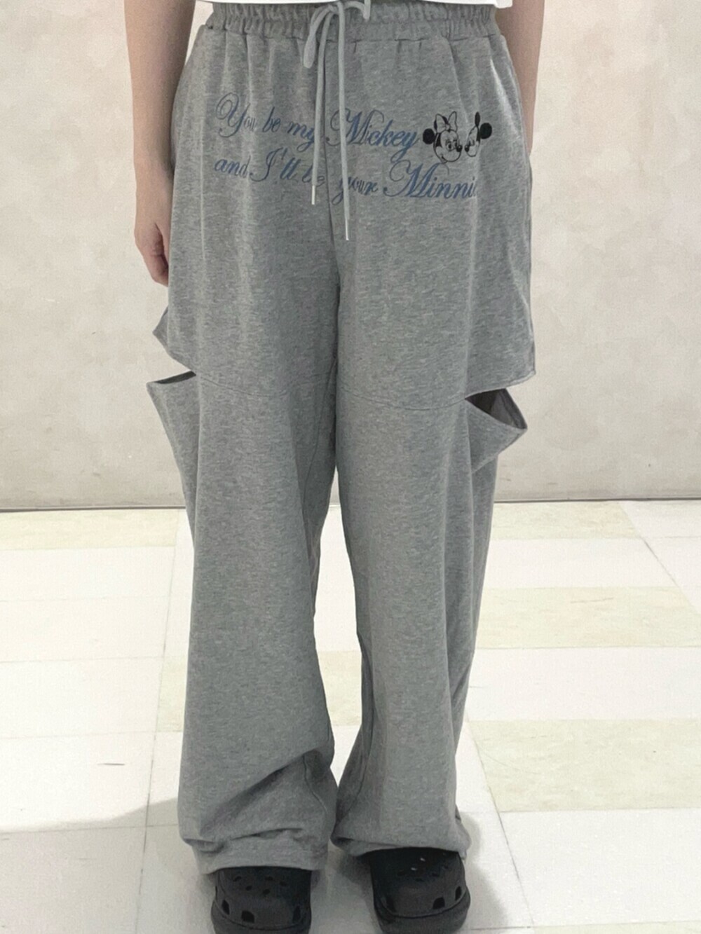 ホワイト系のTシャツ/カットソー、ブラック系のその他シューズ、グレー系のスウェットパンツを着用したレディースの夏コーディネートの8枚目の写真