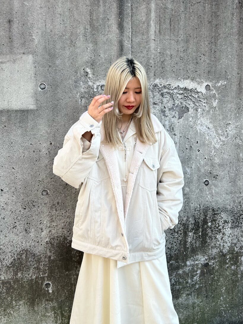 ホワイト系のその他アウター、ホワイト系のブーツ、ホワイト系のワンピースを着用したレディースの秋コーディネートの6枚目の写真